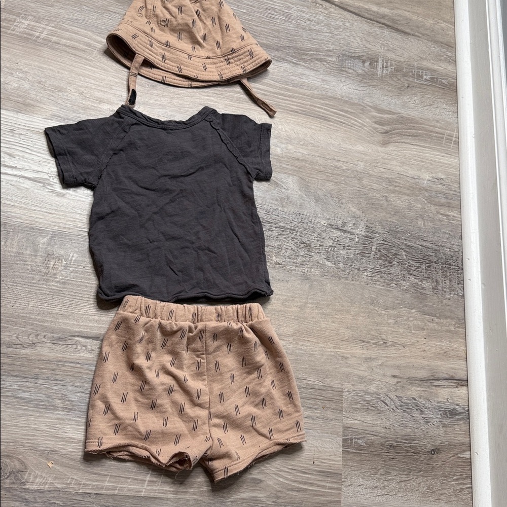 Summer Crew Baby Tee with Tan Printed Shorts & Bucket Hat Size 12M - Picture 2 of 5